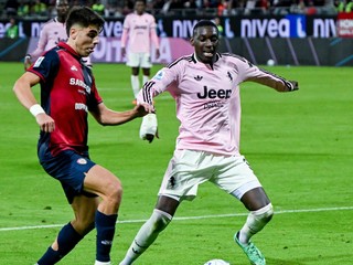 Slovenský obranca Adam Obert (vľavo) z Cagliari a Kolo Muani z Juventusu Turín počas zápasu 6. kola talianskej Serie A Cagliari Calcio - Juventus Turín.