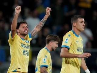 Frosinone oslavuje gól. 