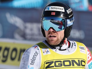 Aleksander Aamodt Kilde si pozerá svoj čas v cieli pretekov super-G Svetového pohára v talianskom Livigne.