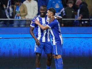 Deportivo La Coruna oslavuje gól. 