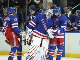 Na snímke hokejista New Yorku Rangers Marcus Pettersson (26) sa teší z gólu, ktorý strelil brankár Rangers Igor Šesterkin v zápase NHL New York Rangers - Tampa Bay Lightning.