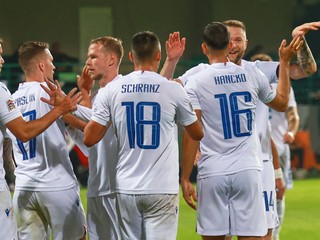 Slovenskí futbalisti oslavujú gól proti Moldavsku.