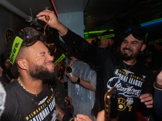 Hráči Milwaukee Brewers oslavujú.