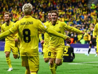 Futbalisti FK Bodö/Glimt oslavujú gól do siete Dortmundu.