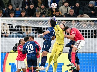 Slovenský brankár Dominik Greif (uprostred) z Olympique Lyon vyráža loptu v zápase 3. kola ligovej fázy Európskej ligy vo futbale TSG Hoffenheim - Olympique Lyon.