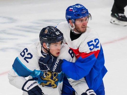 Na snímke zľava Artturi Lehkonen (Fínsko) a Martin Marinčin (Slovensko).