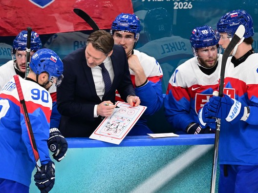 Hlavný tréner Vladimír Országh rozdáva pokyny hráčom v zápase o bronz proti Fínsku. 