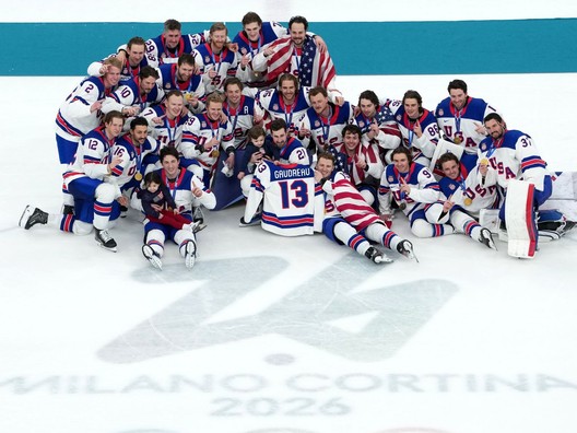 Americkí hokejisti pózujú po finále olympijského turnaja v hokeji medzi Kanadou a USA (1:2 po predĺžení).