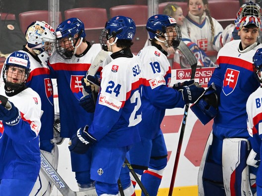 Radosť hráčov Slovenska po skončení zápasu základnej A-skupiny medzi Slovenskom a Nórskom.