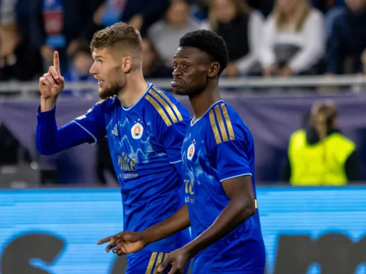 Futbalisti Slovana Bratislava oslavujú gól.