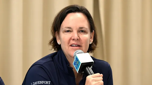 Kapitánka Lindsay Davenportová počas tlačovej konferencie americkej tenisovej reprezentácie žien.