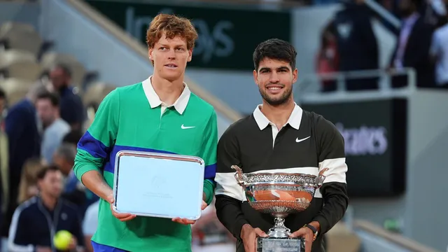 Jannik Sinner a Carlos Alcaraz po finále Roland Garros 2025.