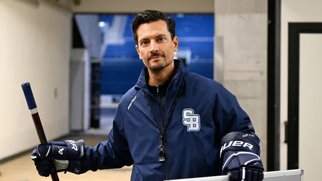 Tréner HC Slovan Brad Tapper. 