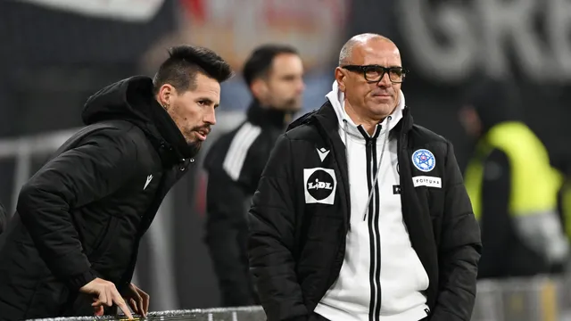 Na snímka sprava tréner Francesco Calzona (Slovensko) a asistent trénera Marek Hamšík.