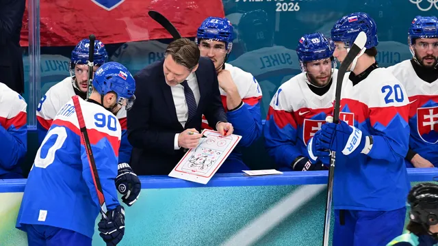 Hlavný tréner Vladimír Országh rozdáva pokyny hráčom v zápase o bronz proti Fínsku. 