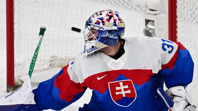 Na snímke slovenský hokejový brankár Samuel Hlavaj.