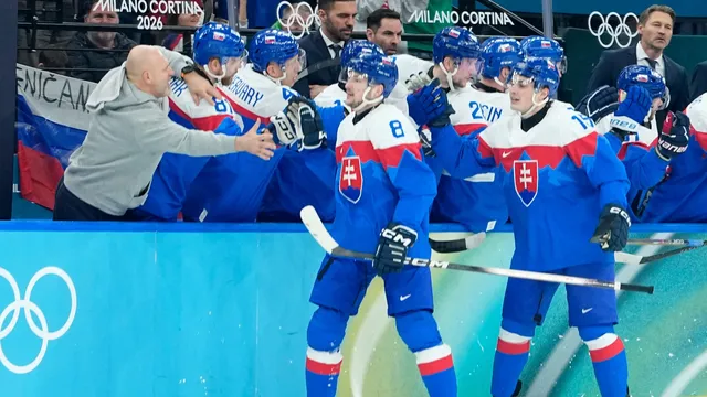 Oliver Okuliar a Dalibor Dvorský oslavujú s tímom gól.