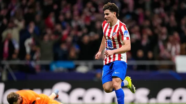 Julian Alvarez a ležiaci  Antonin Kinský. 