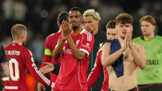 Sklamaní futbalisti Liverpoolu po prehre s PSG vo štvrťfinále Ligy majstrov.