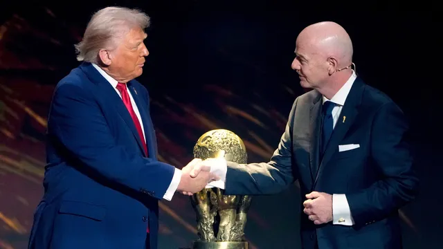 Donald Trump a Gianni Infantino.
