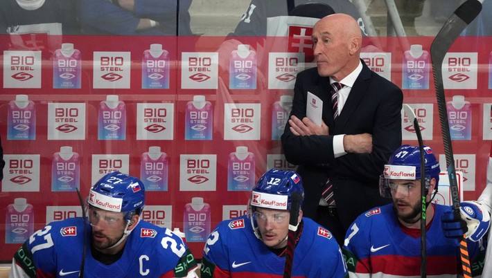 Tréner Craig Ramsay na lavičke Slovenska na MS v hokeji 2023.