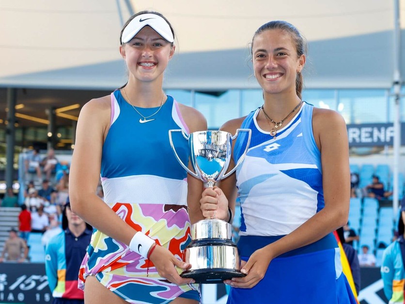 Renáta Jamrichová (vľavo) a Federica Urgesiová po triumfe v štvorhre junioriek na Australian Open 2023.