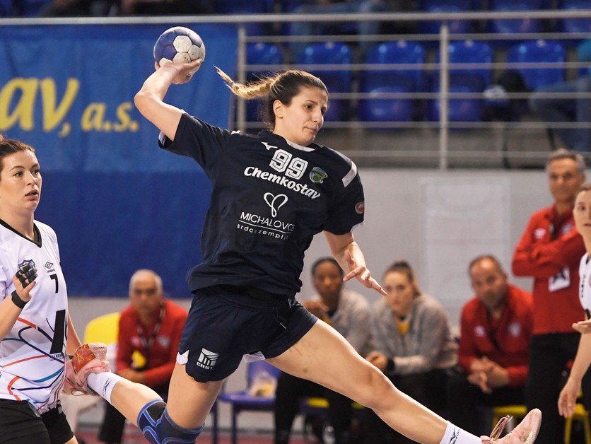 Na snímke s loptou hráčka MŠK Iuventa Michalovce Anastasija Krivokapičová.