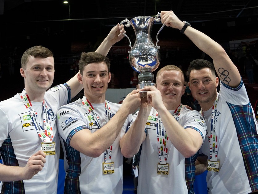 Reprezentanti Škótska Bruce Mouat, Grant Hardie, Bobby Lammie a Hammy McMilllan sa tešia po triumfe na MS v curlingu 2023.