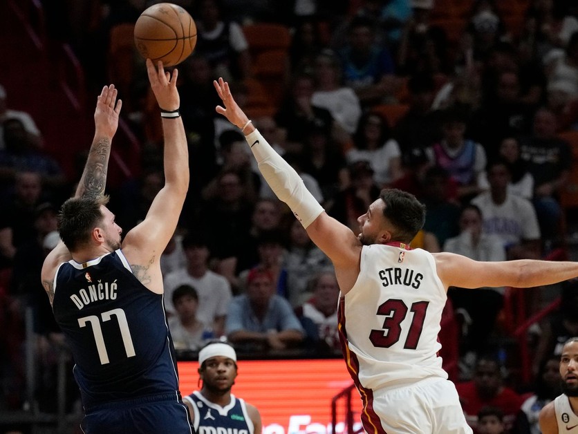 Basketbalista Dallasu Luka Dončič zakončuje cez brániaceho Maxa Strusa. 