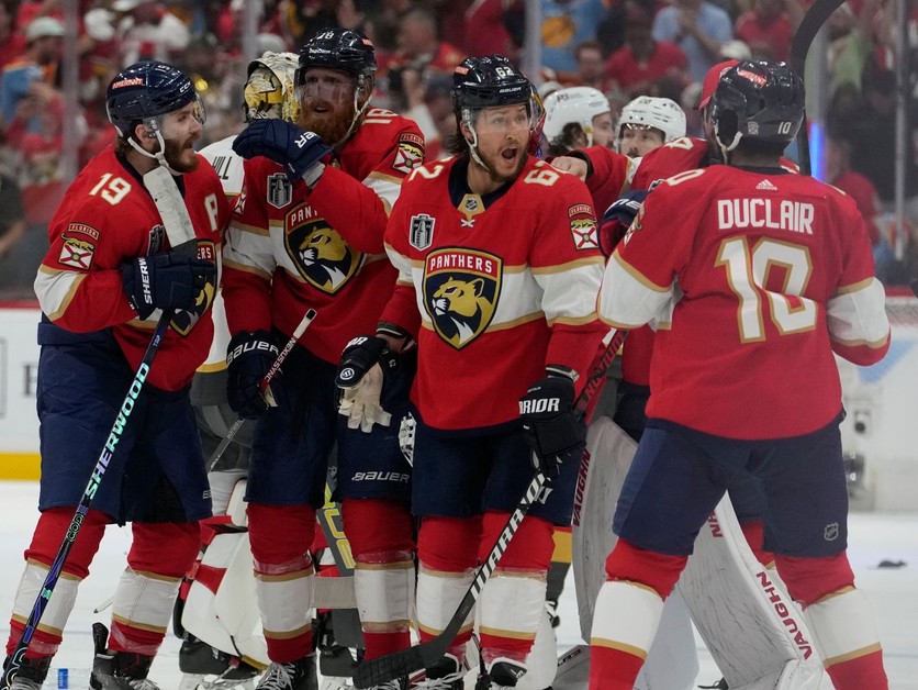 Hráči Floridy Panthers oslavujú víťazstvo nad Vegas Golden Knights v treťom zápase finálovej série play-off NHL.