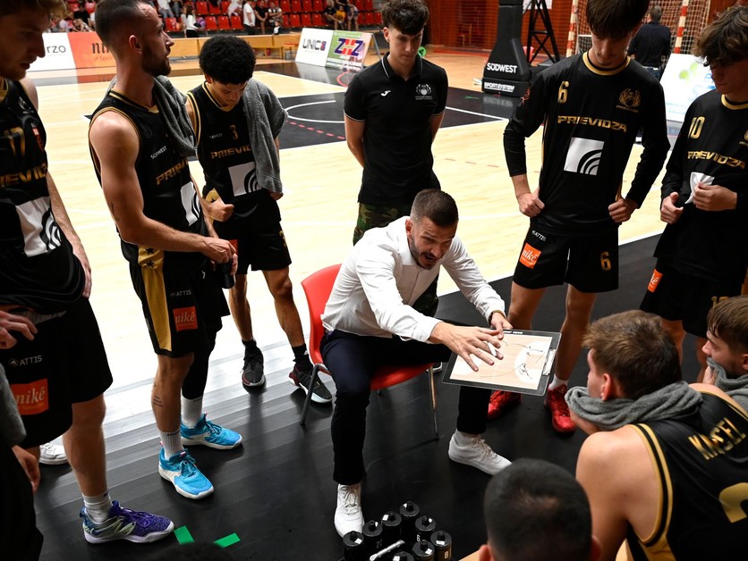 Basketbalisti tímu BC Prievidza s trénerom Sašom Jankovičom.
