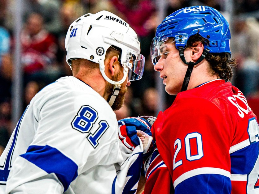 Juraj Slafkovský a Erik Černák v zápase NHL Montreal Canadiens - Tampa Bay Lightning.