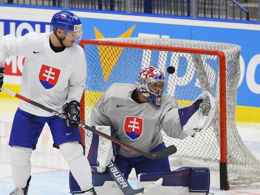 Marko Daňo a brankár Samuel Hlavaj počas tréningu Slovenska na MS v hokeji 2024.