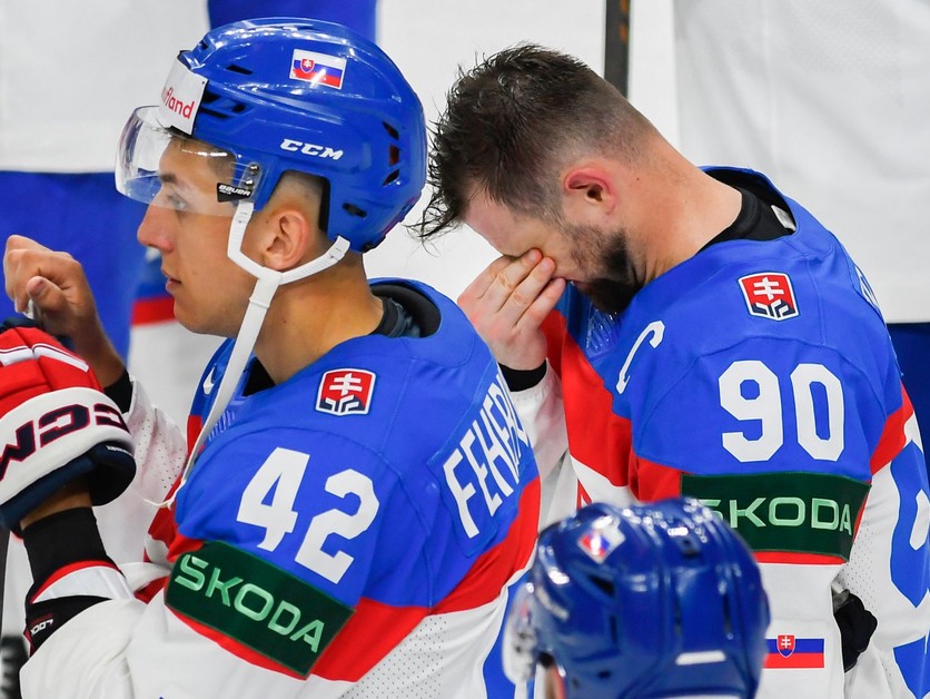 Martin Fehérváry a Tomáš Tatar po prehre vo štvrťfinálovom zápase Slovensko - Kanada na MS v hokeji 2024.