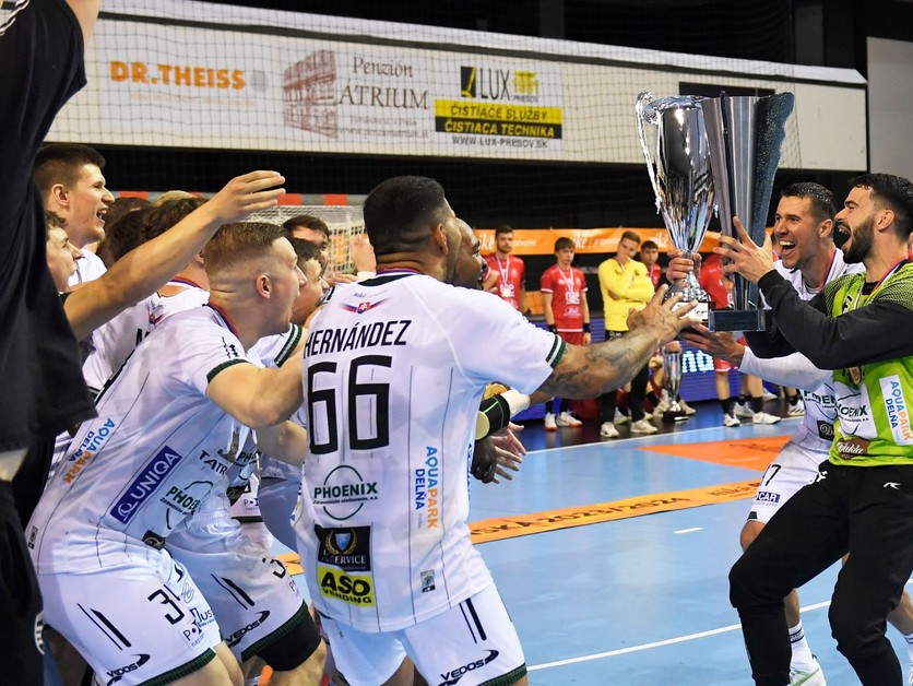 Hádzanári Tatrana Prešov sa tešia po zisku 18. titulu v Niké Handball Extralige.