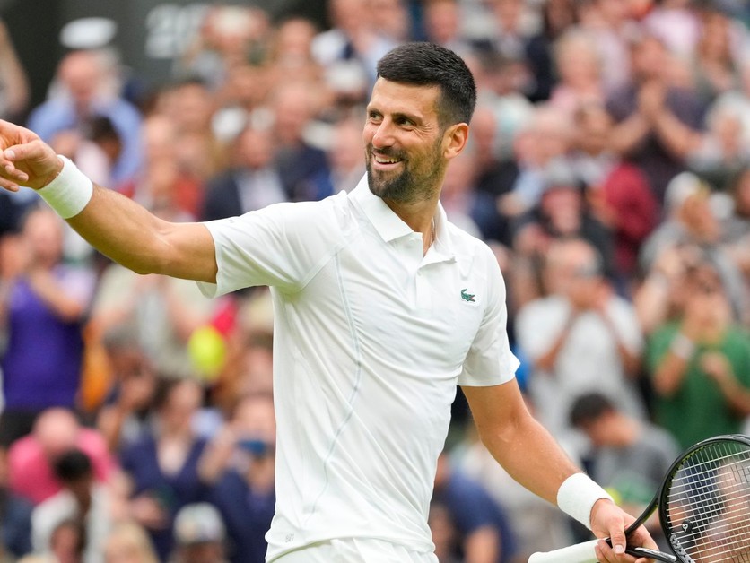 Novak Djokovič sa teší po výhre v zápase 1. kola vo Wimbledone 2024.