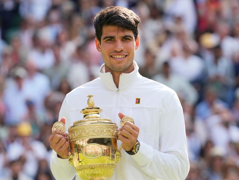 Carlos Alcaraz s trofejou pre víťaza Wimbledonu v roku 2024. 