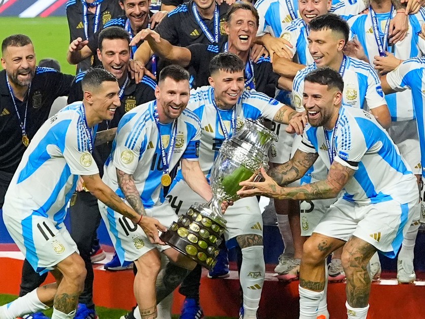 Futbalisti Argentíny oslavujú s trofejou Copa América.