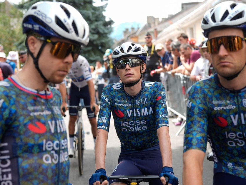 Jonas Vingegaard (v strede) a členovia tímu Visma-Lease a Bike.