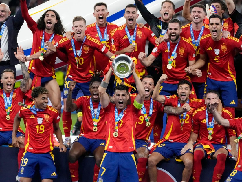 Španieli oslavujú titul majstrov Európy. 