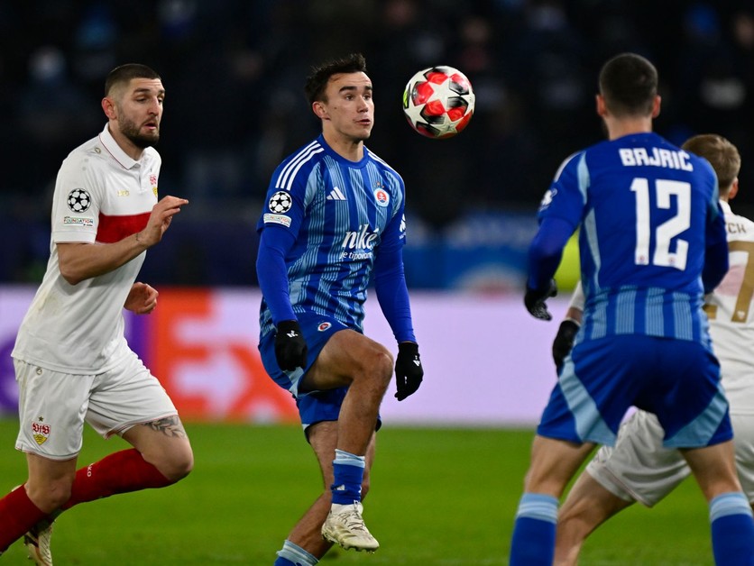 Uprostred David Strelec (Slovan) v držaní lopty počas zápasu ŠK Slovan Bratislava - VfB Stuttgart v 7. kole ligovej fázy Ligy majstrov.