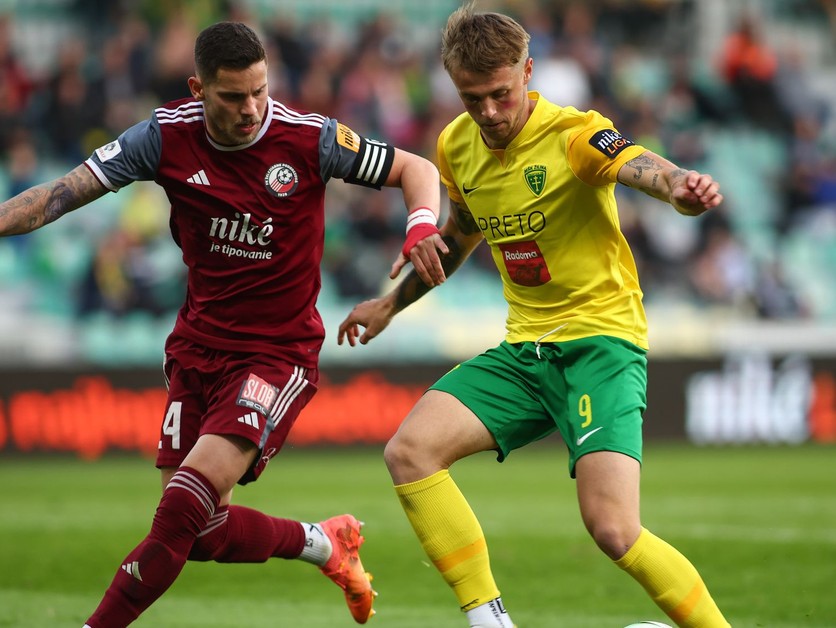 Timotej Jambor (vpravo) a Kristián Koštrna v zápase MŠK Žilina - FK Železiarne Podbrezová v 1. kole skupiny o titul v Niké lige.