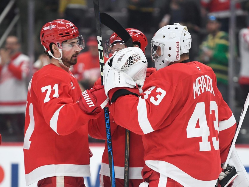 Dylan Larkin a brankár Petr Mrázek v drese Detroit Red Wings.