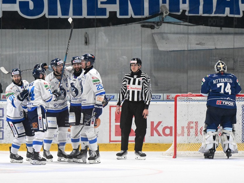 Hokejisti Popradu sa tešia z gólu v piatom zápase štvrťfinále play-off Tipos extraligy HK Nitra - HK Poprad.