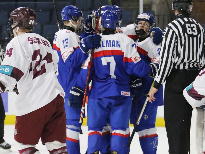 Slovenskí hokejisti oslavujú gól v zápase Slovensko - Lotyšsko na MS 18.