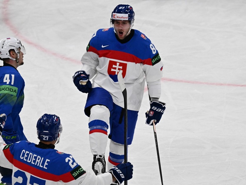 Pavol Regenda oslavuje gól proti Slovinsku na MS v hokeji 2025.