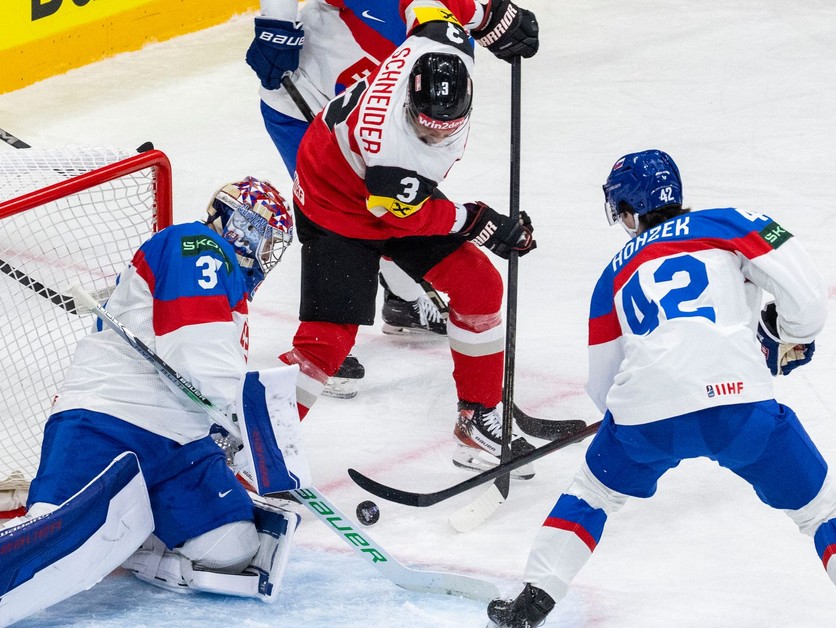 Fotka zo zápasu Slovensko - Rakúsko na MS v hokeji 2025.