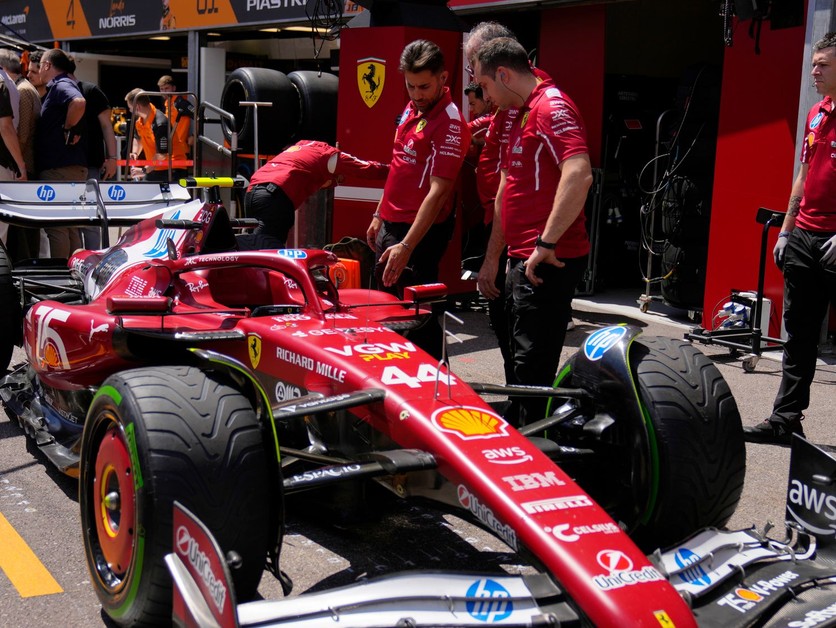Lewis Hamilton s mechanikmi počas Veľkej ceny Monaka. 