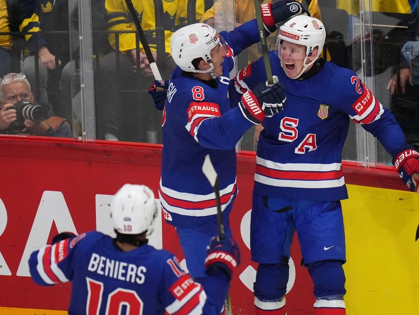 Hokejisti USA oslavujú postup do finále MS v hokeji 2025. 