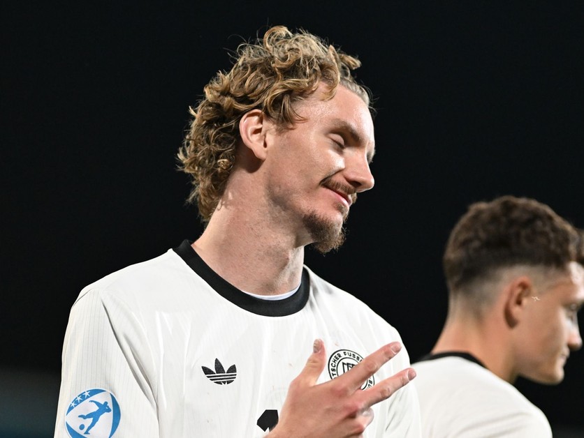 Nick Woltemade (vľavo) sa teší po premenenej penalte v zápase Nemecko - Slovinsko v skupine B na EURO U21 2025.